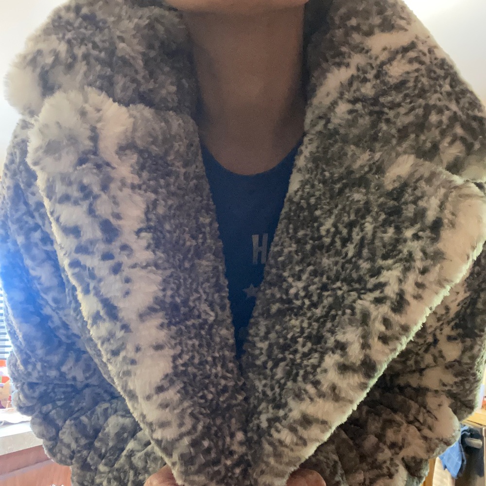 Rachel Roy SUPER thick comfy winter fancy coat. It’s is super soft. Never worn.